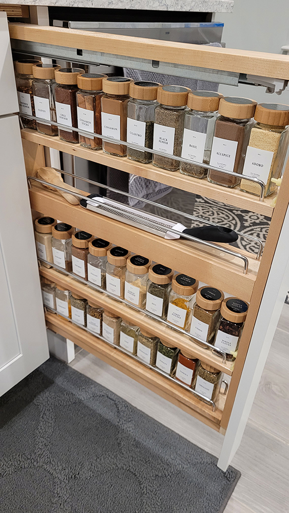 ORGANIZED KITCHEN SPICE RACK